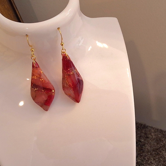 💥SALE💥NEW RED Gold Flex Polymer Dangle Earrings - Picture 1 of 4